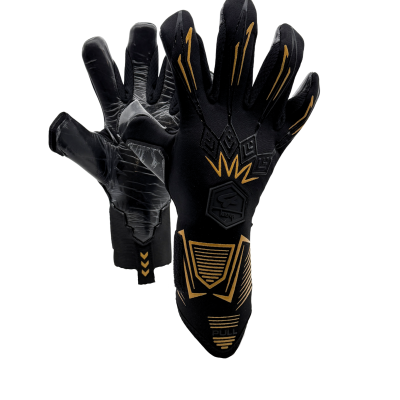 Luvas pretas desportivas com detalhes dourados e textura nas palmas.