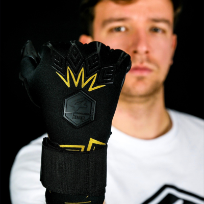 Luva preta e amarela para guarda-redes com logotipo e detalhes geométricos.