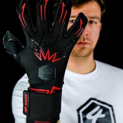 Luvas de guarda-redes pretas com detalhes vermelhos e texto KEEPER no punho