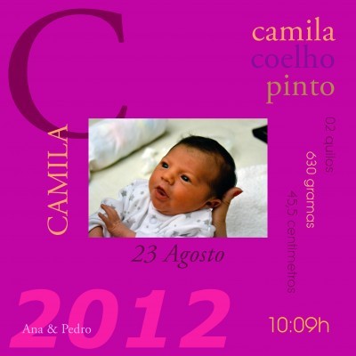 Imagem de um anúncio de nascimento com foto de bebé e texto em fundo rosa.