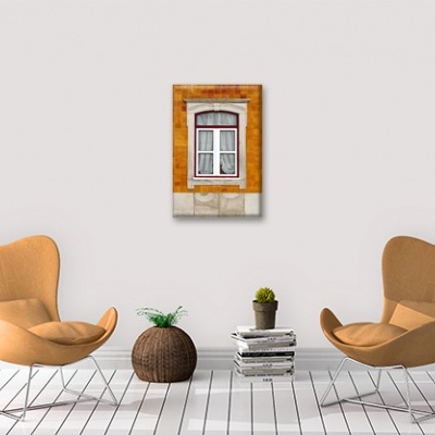 Duas poltronas laranja claro com planta e parede branca com quadro de janela