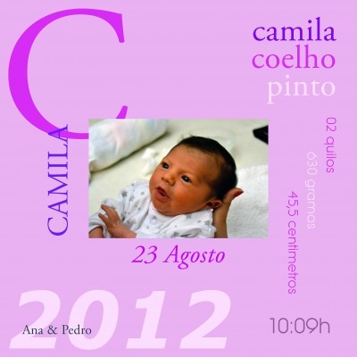 Convite de nascimento em fundo lilás com foto de bebé e texto em tons de roxo e rosa