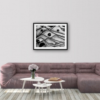 Sala com sofá cinza-rosado, mesas brancas e quadro abstrato preto e branco