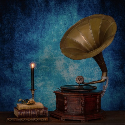 Gramofone em fundo azul