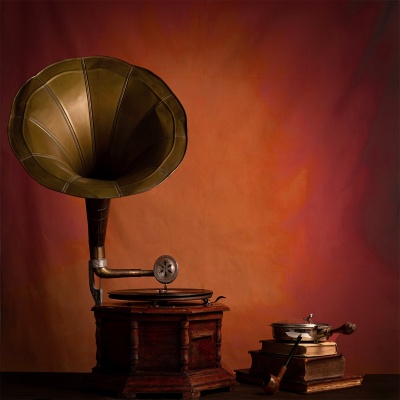 Gramofone em fundo encarnado