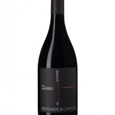 Garrafa de vinho tinto Herdade da Capela com rótulo preto