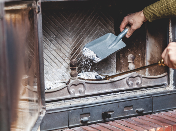 LIMPEZA DIÁRIA DE UMA LAREIRA OU FOGÃO LIMPEZA DIÁRIA DE UMA LAREIRA OU FOGÃO