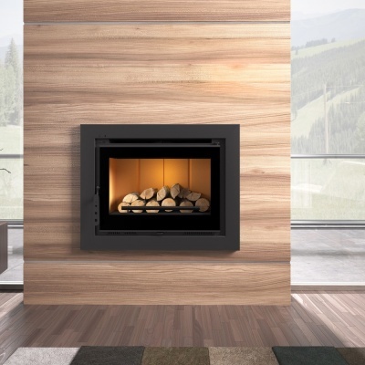 Lareira embutida com moldura preta numa parede de madeira clara