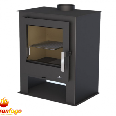 Lareira a lenha metálica preta com porta de vidro e pega prateada