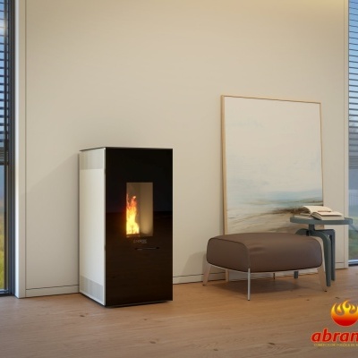 Lareira moderna em metal preto e branco numa sala minimalista com janela ampla e móveis simples