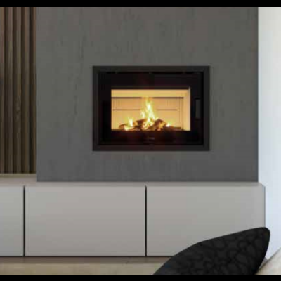 Lareira embutida numa parede cinza com armário branco e vaso branco alto ao lado