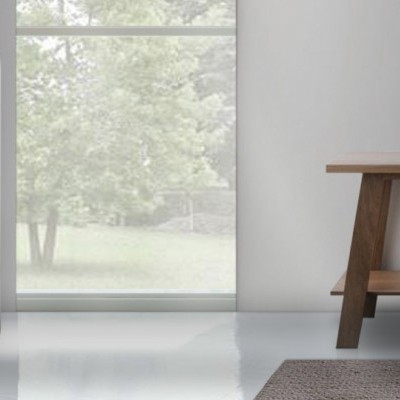 lareira moderna preta e branca com fogo, bancada de madeira clara e lavatório branco em ambiente luminoso