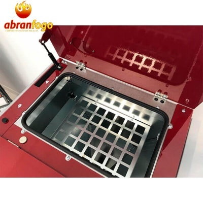 Grelhador barbecue vermelho aberto com interior metálico e grelha removível