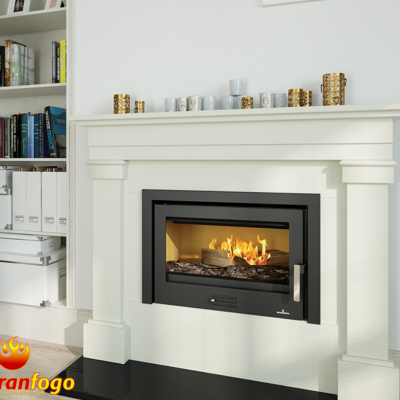 Lareira embutida branca com porta de vidro preta e moldura decorativa