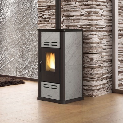 termestufa de pedra clara com porta em vidro num interior moderno