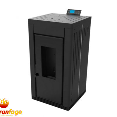 Estufa preta metálica com painel digital azul no topo e logótipo abranfogo