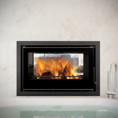 Lareira embutida com fogo numa parede clara, vista parcial de banheira com água