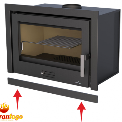 Lareira de ferro fundido com porta de vidro e grelha metálica no interior