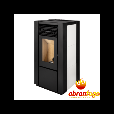 Estufa de pellets preta com laterais brancas e porta de vidro