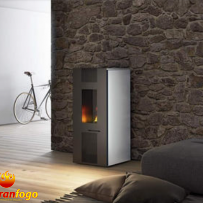 Lareira moderna cinzenta e branca numa sala com parede de pedra e chão de madeira