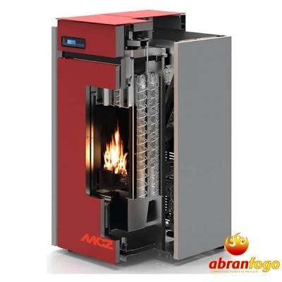 Caldeira de pellets vermelha e cinza com chama visível e estrutura interna exposta