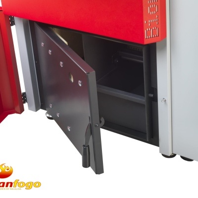 Salamandra a lenha com porta aberta, corpo vermelho e cinza, logótipo abran fogo.