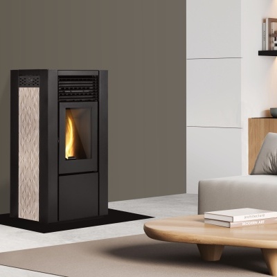 Lareira preta com vidro frontal e revestimento lateral texturizado numa sala moderna com sofá e mesa de madeira