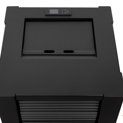 Aparelho eletrónico preto quadrado com painel digital e tampa com orifícios, logótipo abranfogo no canto