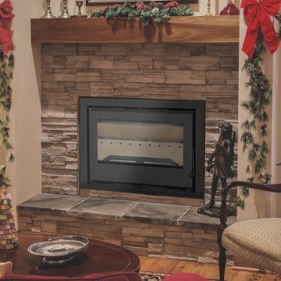 Lareira com decoração natalícia e cadeiras com padrão xadrez numa sala