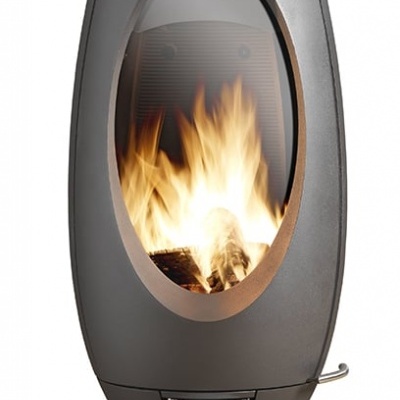 Lareira oval preta com vidro frontal mostrando fogo