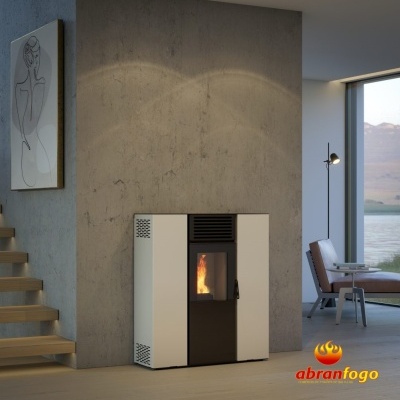 Recuperador de calor branco e preto com fogo visível, em sala moderna com escada de madeira e janela grande