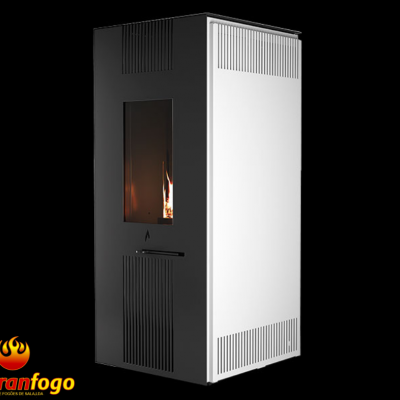 Estufa de pellets preta e branca com chama visível e logótipo abranfogo