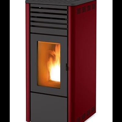 Estufa de pellets vermelha e preta com chama visível pela janela frontal de vidro