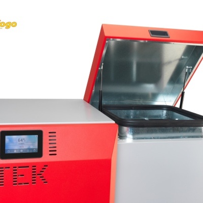 Caldeira vermelha e cinza com painel digital e tampa aberta