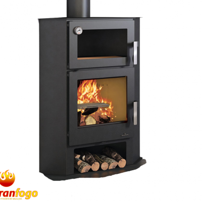 Lareira a lenha em metal preto com vidro e forno embutido