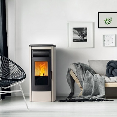 Sala com cadeira preta, fogão bege com chama, sofá de madeira com almofadas e quadros