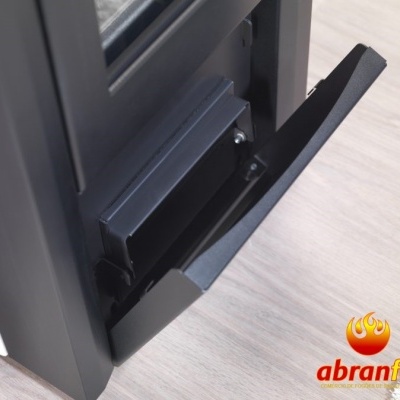 Porta de forno preta metálica parcialmente aberta em chão claro