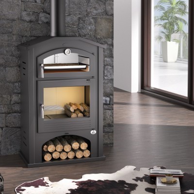 Lareira a lenha preta com vidro e compartimento para lenha na sala moderna