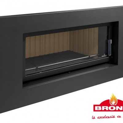 Lareira a gás preta de parede com interior bege claro e vidro frontal, logótipo BRONPI vermelho