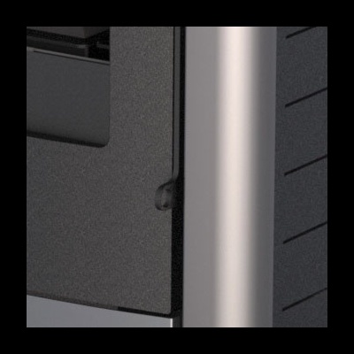 Detalhe de equipamento eletrónico preto com estrutura lateral prateada