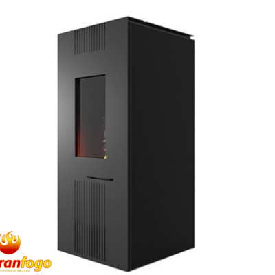 Estufa ou salamandra preta metálica com porta de vidro e painel com grelha