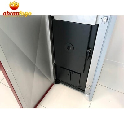 Porta metálica aberta com painel interno preto em ambiente interior