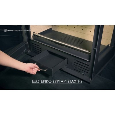 Lareira preta com gaveta para cinzas a ser aberta por uma mão