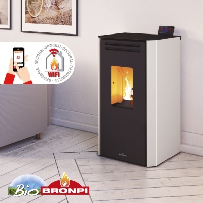 Lareira pellet BRONPI Bio branca e preta ao lado de sofá numa sala clara