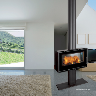 Lareira moderna preta com vidro e fogo aceso numa sala com chão cinzento e tapete branco