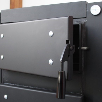 Salamandra ou forno a lenha preto em metal com porta e pega preta em fundo interno