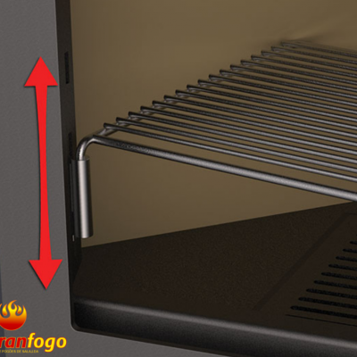 Interior de forno com grelha metálica ajustável e setas vermelhas a indicar movimento vertical