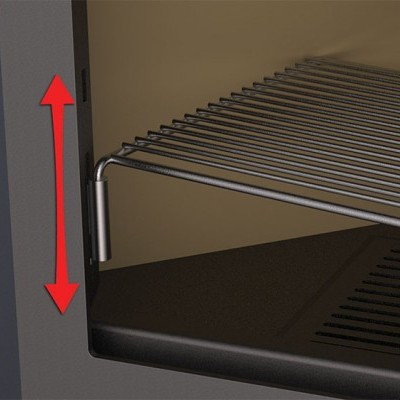 Grade metálica prateada sobre grelha preta com seta vermelha de ajuste vertical