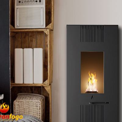 Lareira preta moderna com fogo visível junto a prateleiras de madeira com livros e objetos