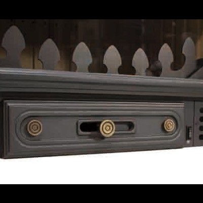 Painel frontal de aparelho preto com botões dourados